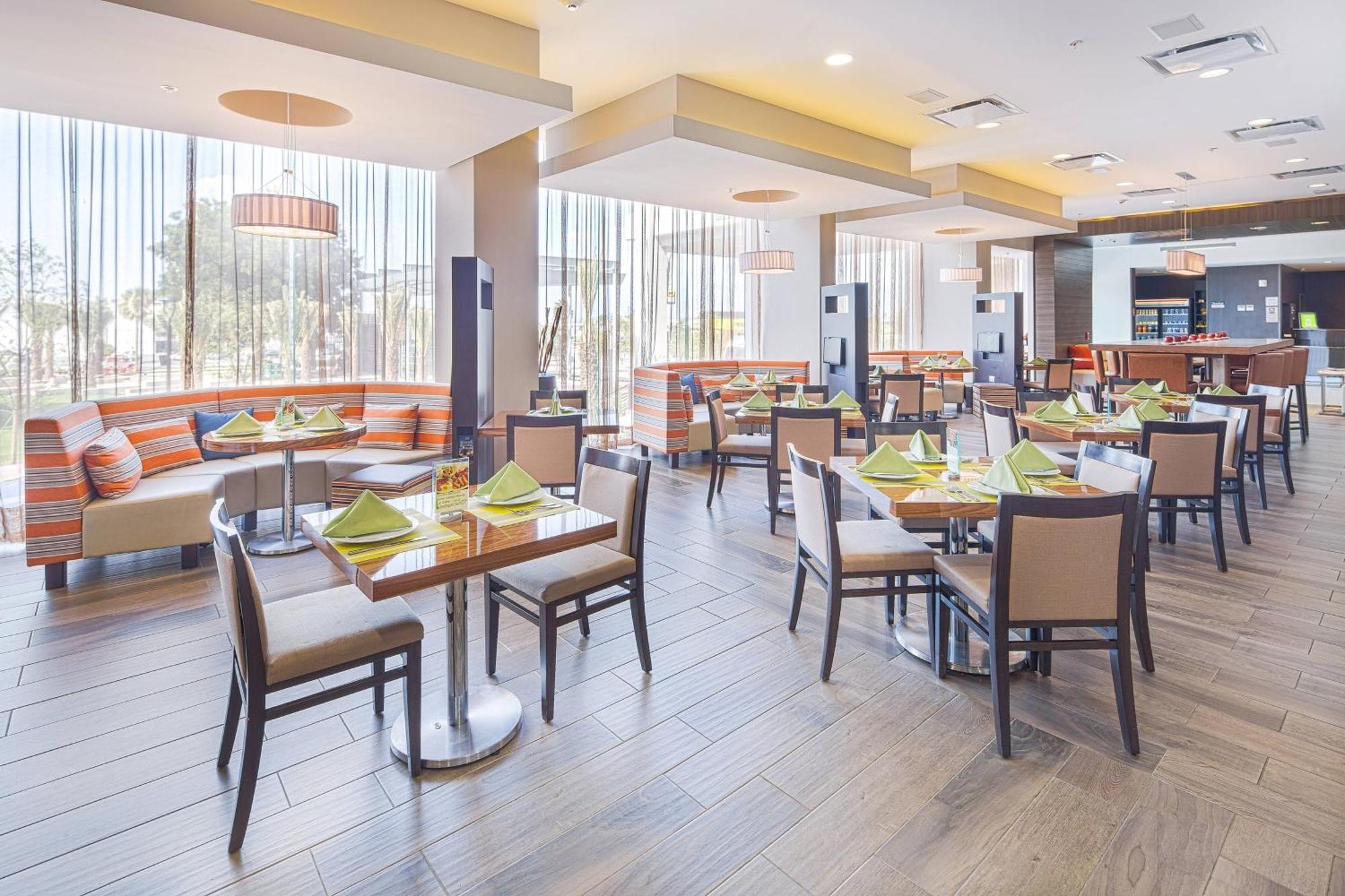 Courtyard By Marriott Салтильо Екстериор снимка