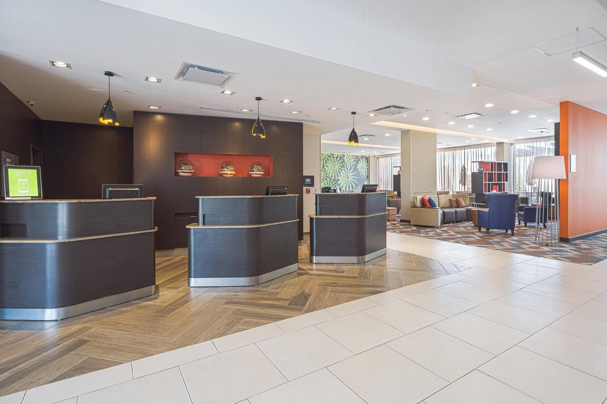Courtyard By Marriott Салтильо Екстериор снимка