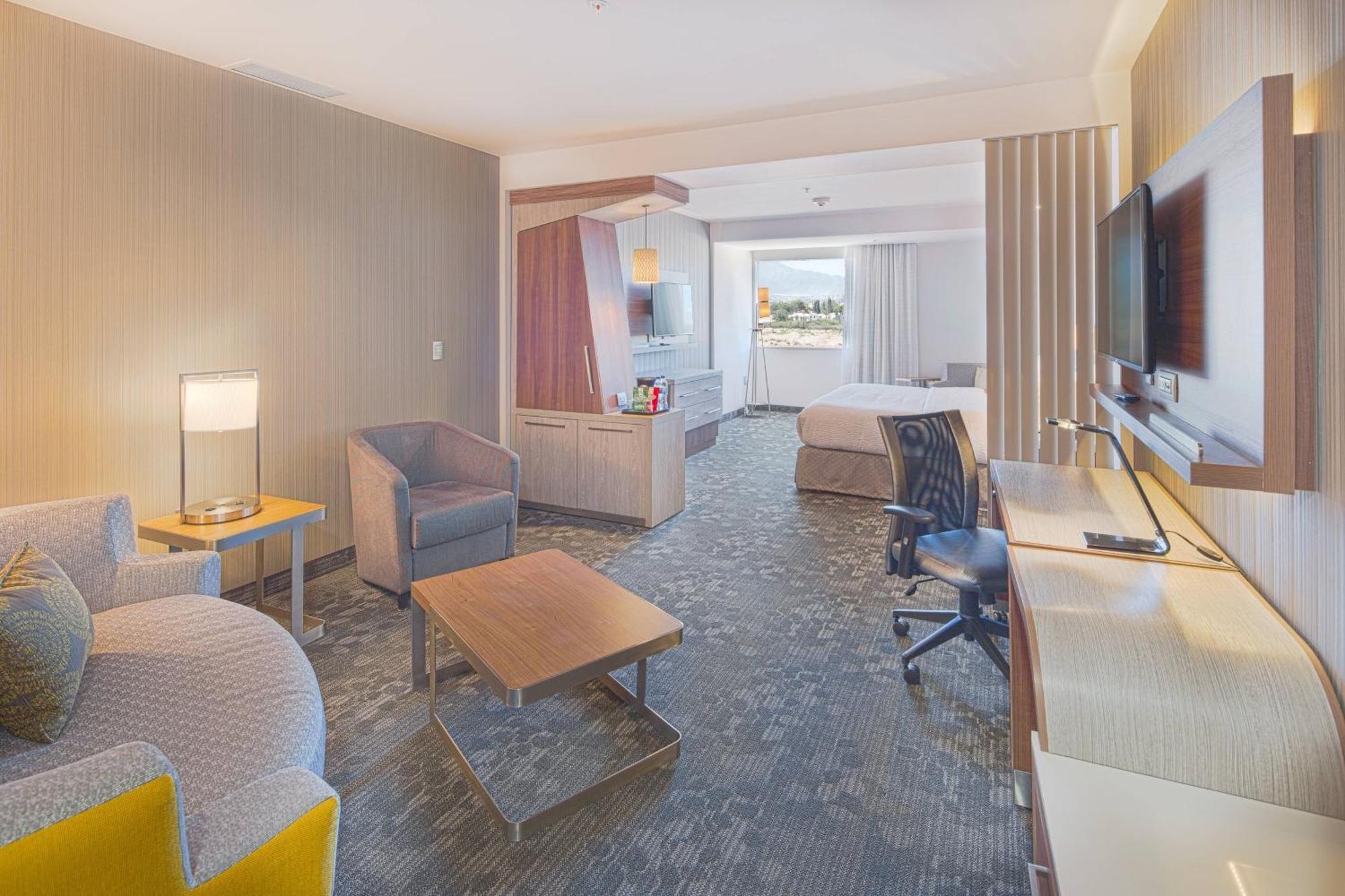 Courtyard By Marriott Салтильо Екстериор снимка