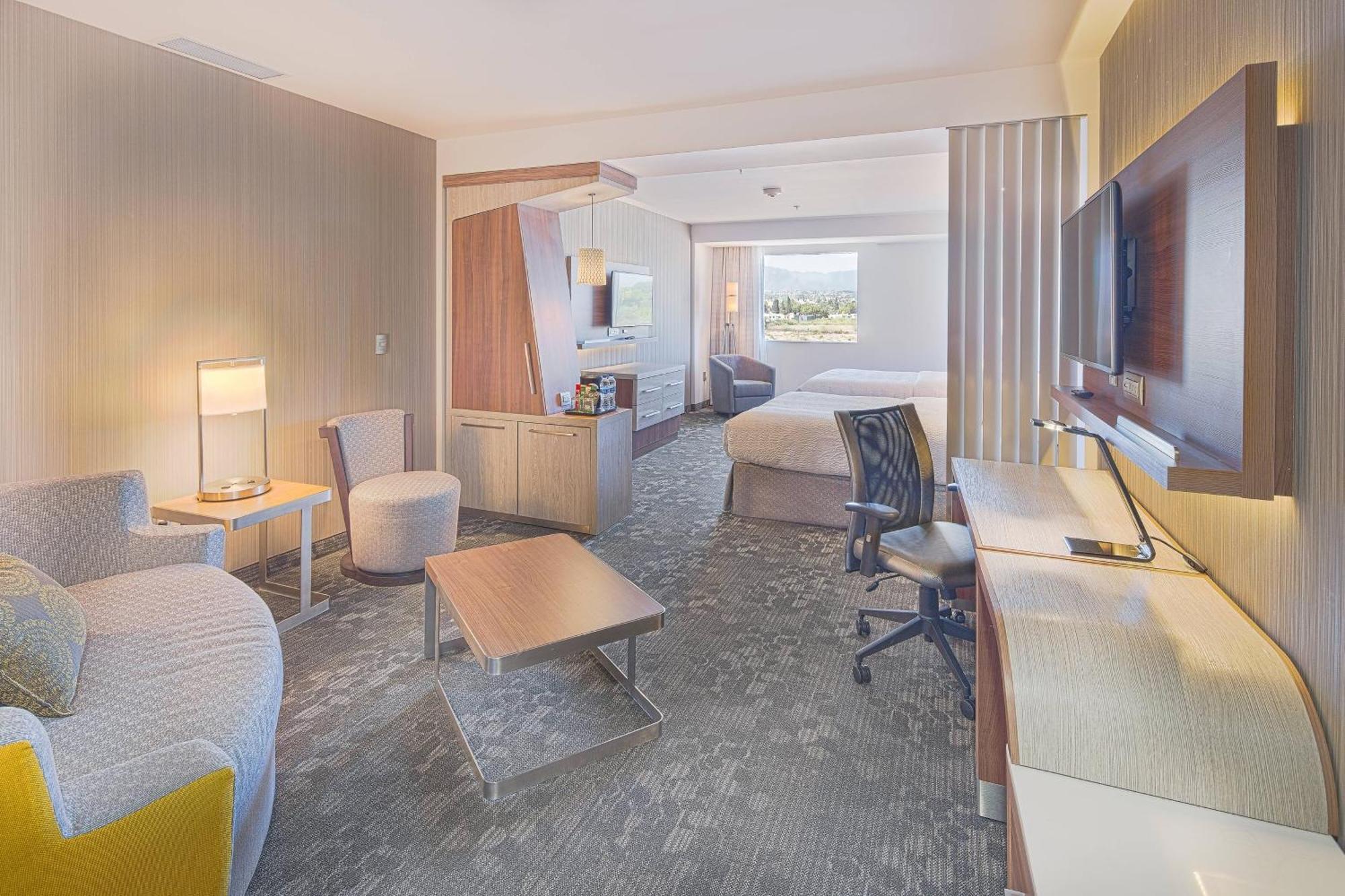 Courtyard By Marriott Салтильо Екстериор снимка