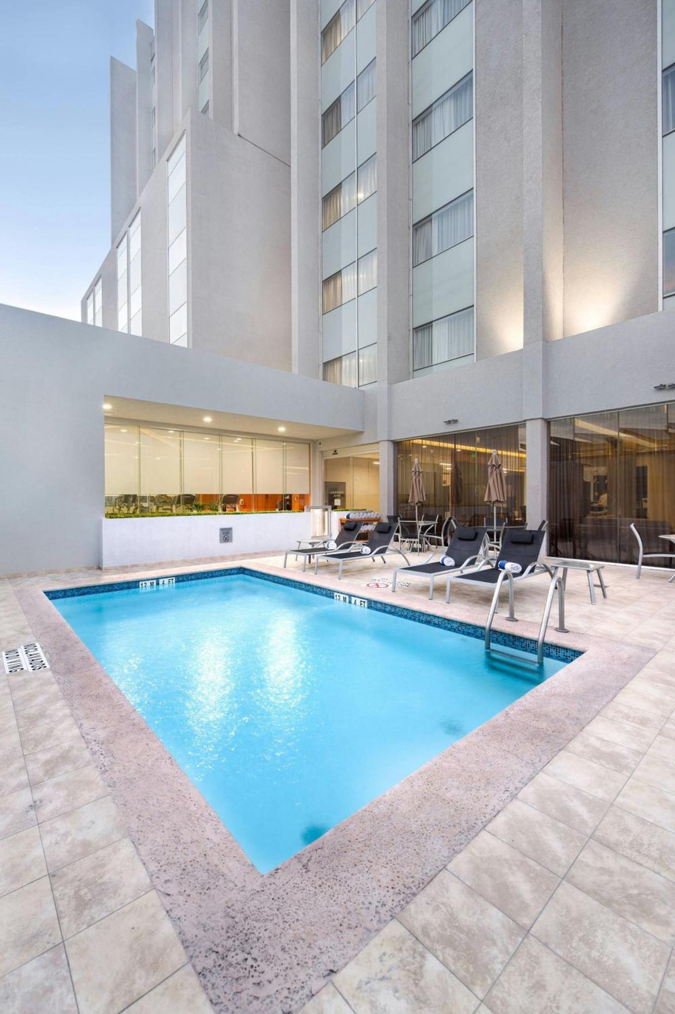 Courtyard By Marriott Салтильо Екстериор снимка