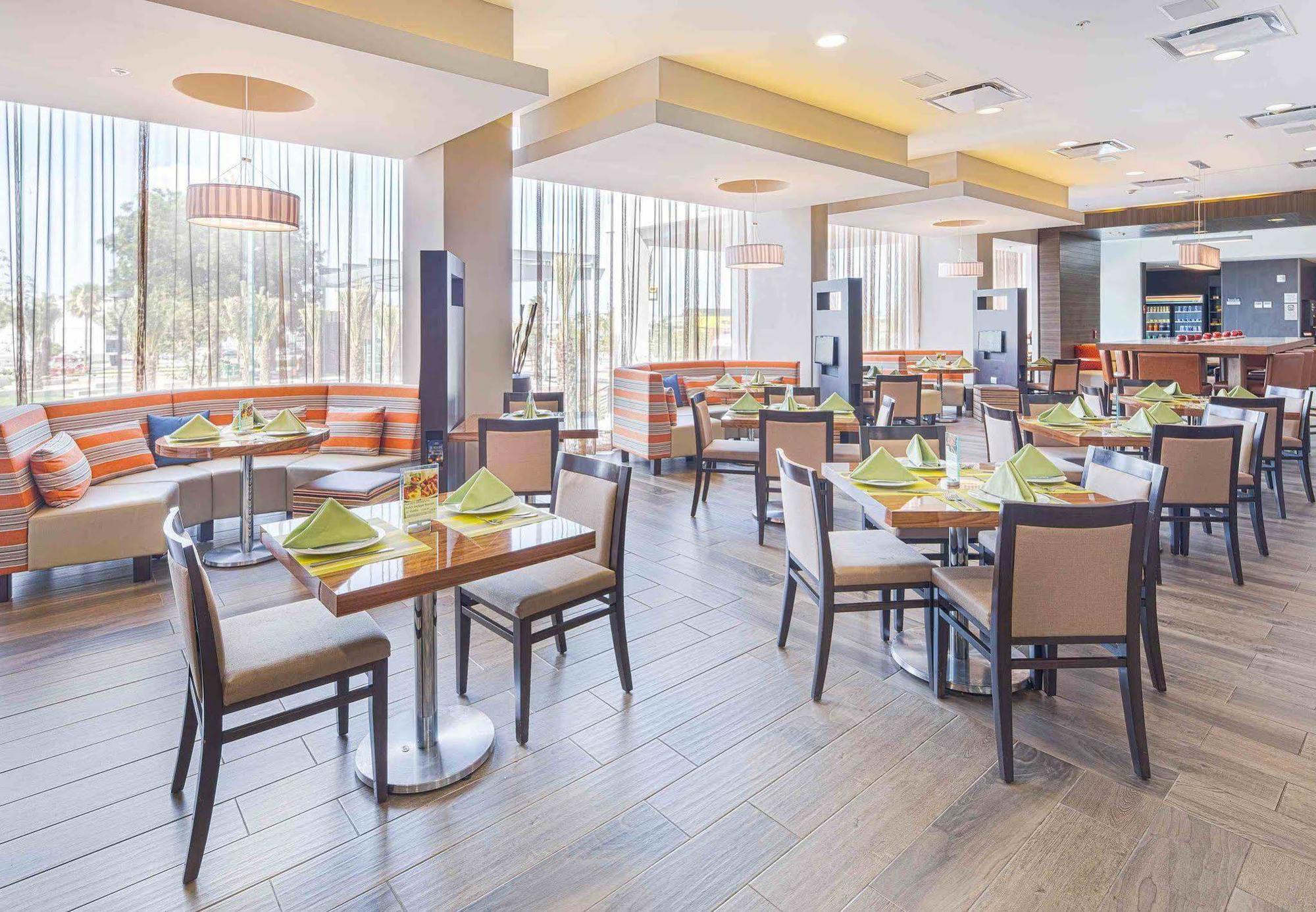 Courtyard By Marriott Салтильо Екстериор снимка