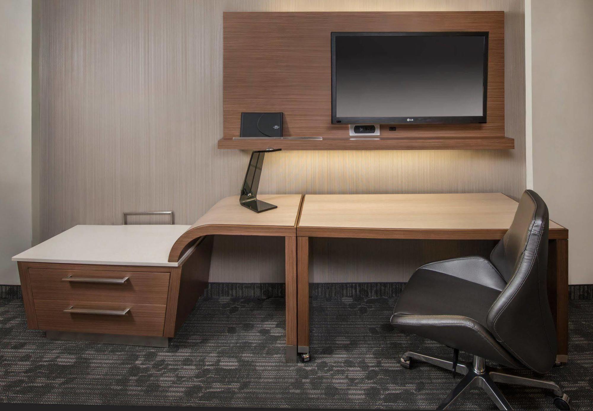 Courtyard By Marriott Салтильо Екстериор снимка